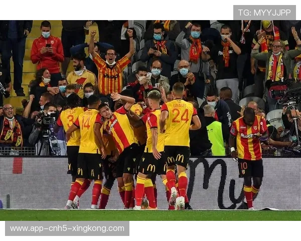 法甲巴黎边路纵深打穿防线，射门连连频出：一次观赛写给战术迷的深入解读