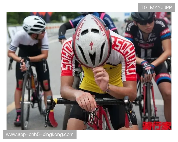 公路赛冲刺手破风后突然加速取胜 公路赛冲刺手破风后突然加速取胜